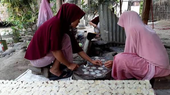 pekerjaan ibu ibu rumah tangga pada umumnya di Gampong Sawiet, memproduksi emping melinjo